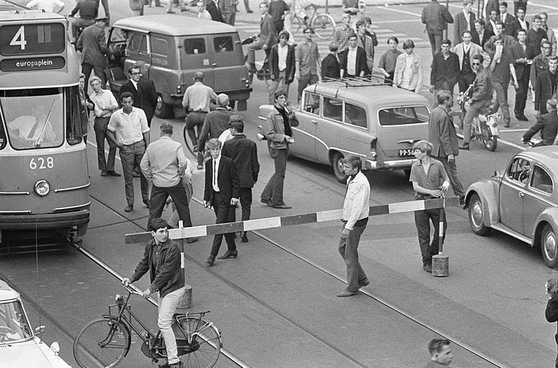 File:Onlusten in Amsterdam, verkeersborden uit de grond, Bestanddeelnr 919-2546.jpg