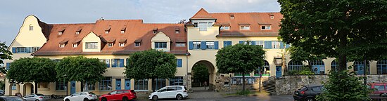 Westseite des Hellerauer Marktplatzes mit Zugang zum Dresdner Büro der GGH