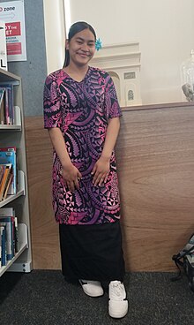 Foto gadis memakai pakaian tradisional.