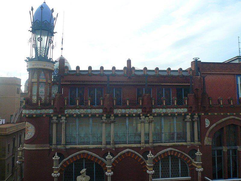 File:Palau de la Música Catalana - coronament façana carrer Amadeu Vives.jpg