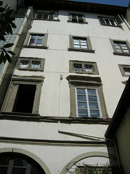 File:Palazzo mellini fossi, controfacciata.JPG