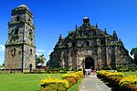 Paoay Kirchenfassade in Ilocos Norte.jpg