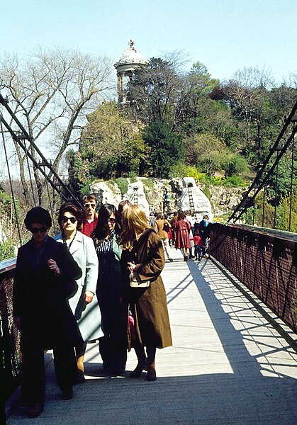 File:París. Buttes-Chaumont 1976 01.jpg