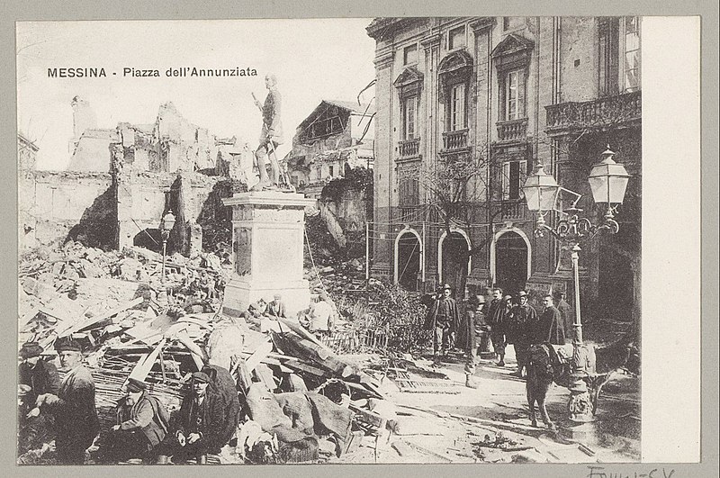 File:Piazza dell'Annunziata in Messina met ruïnes van de aardbeving van 28 december 1908 MESSINA - Piazza dell'Annunziata (titel op object), RP-F-F01141-CV.jpg