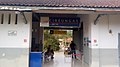 Pintu masuk dan papan nama utama Stasiun Cireungas