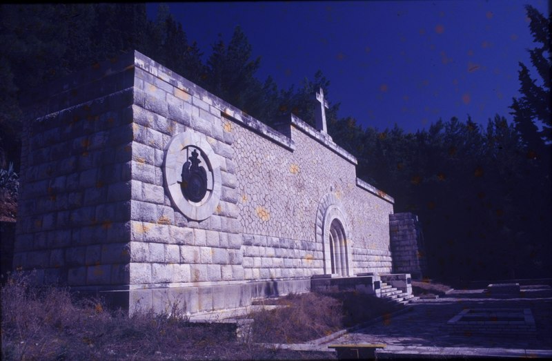 Датотека:Plava grobnica na ostrvu Vidu, mauzolej.tif
