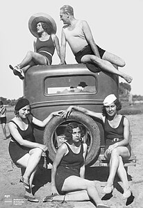 Bañistas en la playa La Balandra. Berisso, 1934.