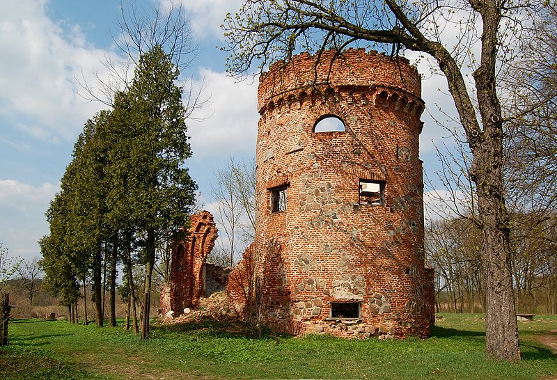 File:Podzamcze ruiny baszty.jpg