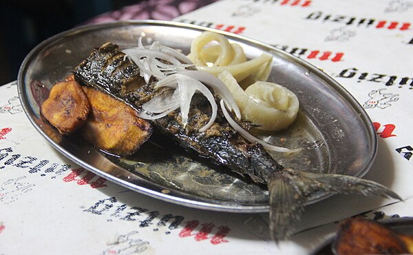 Fried plantains, fish, onions and miondo