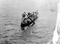 Pojkar paddla i kanot med kalebasser för dricksvatten. Stam, Cuna - SMVK - 004411.tif
