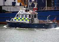Barca della polizia nel porto di Poole, Dorset