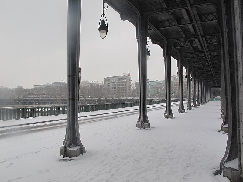 File:Pont Bir-Hakeim - neige 3.JPG