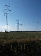 Vasemmalta oikealle: 120 kV:n, 400 kV:n ja 220 kV:n siirtolinjat.