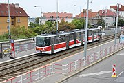 Čeština: Vůz tramvaje evidenční číslo 9096 v zastávce Vychovatelna v pražské Zenklově ulici.