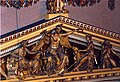Státní opera Praha. Tympanon s reliéfem