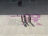 Grup d'estudiants preparant la pintada al terra del pati de l'edifici Jaume I del campus de la Ciutadella de la Universitat Pompeu Fabra.