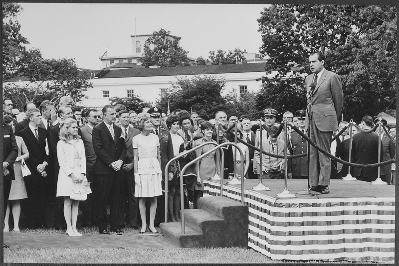 File:President Nixon speaks to assembled White House staff on the south lawn after return from Midway Island conference... - NARA - 194635.tif