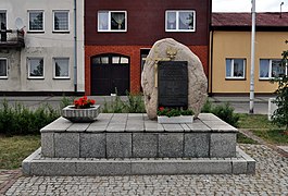 Pedra com placa em homenagem aos habitantes de Przyrów e arredores que morreram durante a Segunda Guerra Mundial