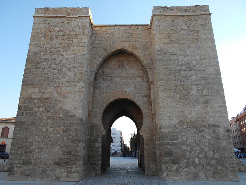 File:Puerta de Toledo en Ciudad Real. Monumento Nacional.jpg