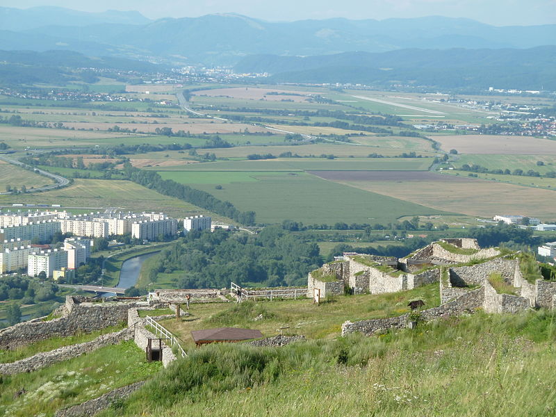 File:Pustý hrad a Zvolenska kotlina.JPG