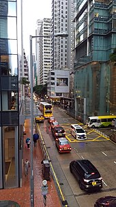 Westelijk uiteinde van Queen's Road East op een regenachtige dag, gezien vanaf het viaduct.  Three Pacific Place ligt aan de rechterkant.  Hopewell Center is zichtbaar in de verte.