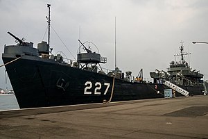 ROCS Chung Ming (LST-227) - 2.jpg