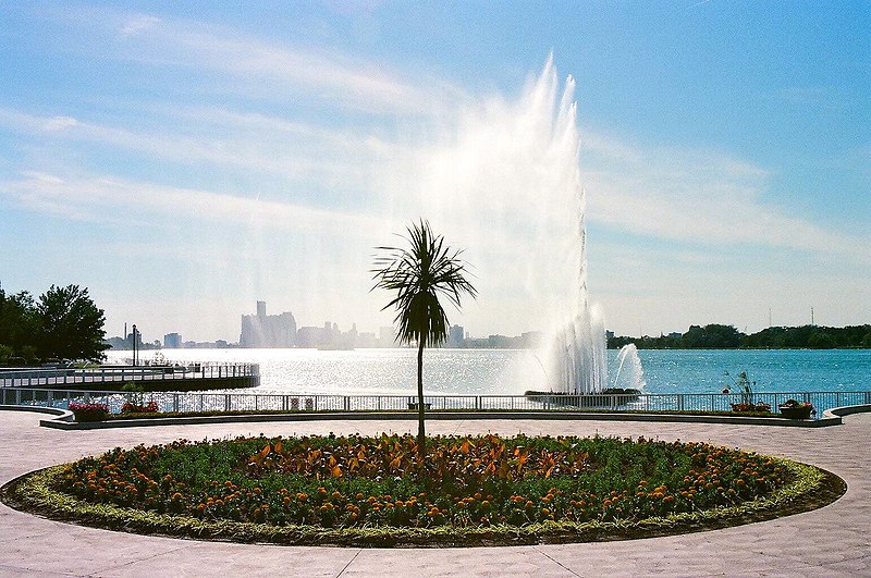 File:Reaume Park Coventry Gardens Peace Fountain In Windsor, Ontario With Distant Detroit Skyline Across River - photo by jodelli @ Flickr.jpg