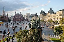 Ramai town square di Moskow dengan patung yang ditampilkan di pusat