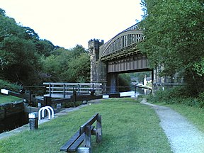 Rochdale kanali temir yo'l viaduct.jpg