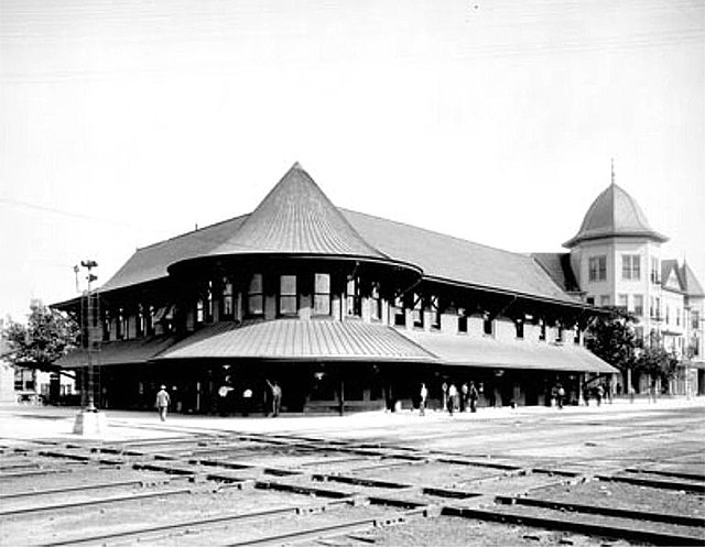 Seaboard depot and hotel, about 1915, at the important junction of Hamlet, North Carolina, where two main SAL routes crossed.