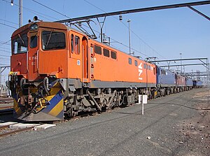 E7067 im orangen Spoornet-Anstrichin Beaufort West am 2. August 2007