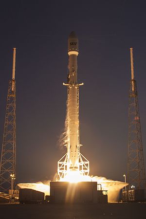 Falcon 9 s prvním stupněm B1020 startuje.