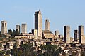 San Gimignano hija belt medjevali żgħira b'ħitan fuq għoljiet fil-provinċja ta' Siena, it-Toskana, fit-tramuntana taċ-ċentru tal-Italja. (Koordinati: 43° 28′ 3.23″ N, 11° 2′ 35.64″ E).
