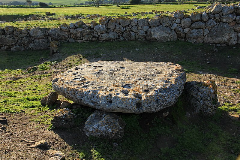 File:Sassari - Complesso prenuragico di Monte d'Accoddi (30).JPG