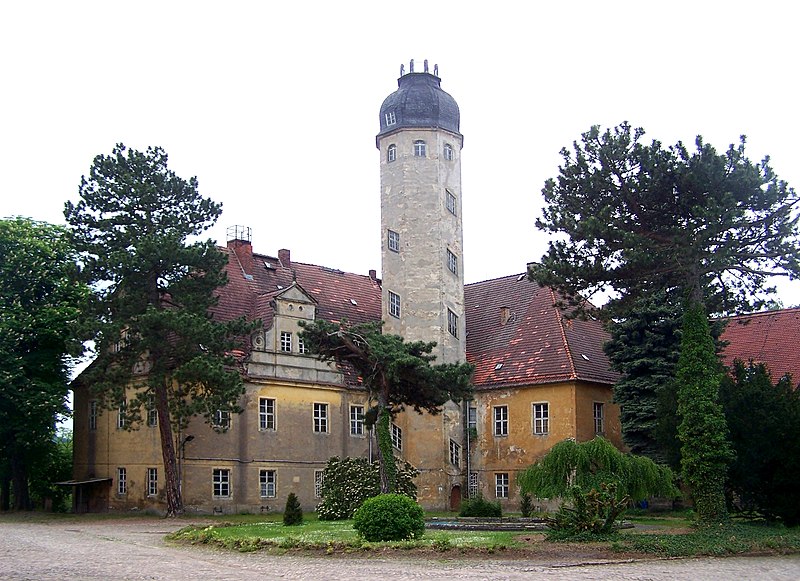 File:Schieritz Schloss 2.JPG