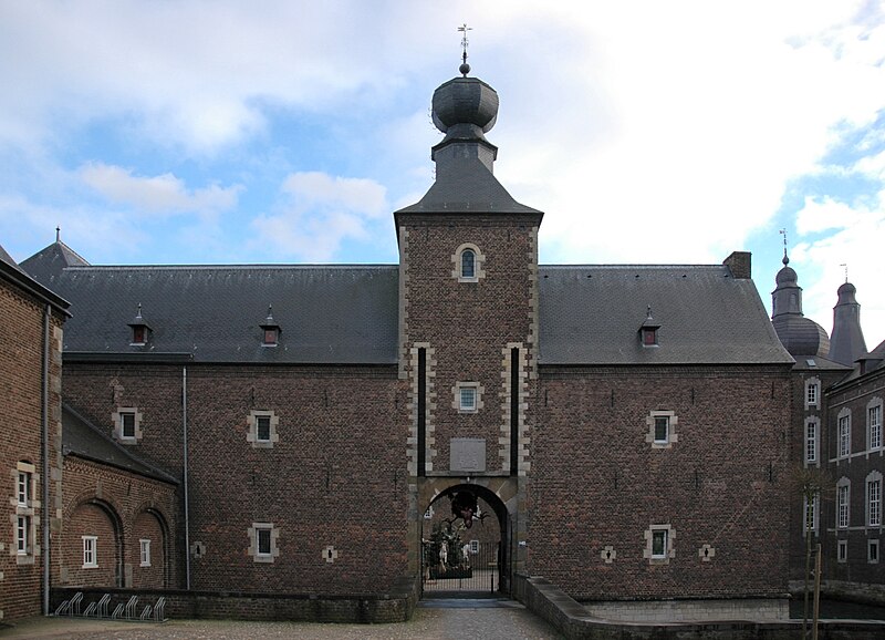 File:Schloss Hoensbroek Torturm innere Vorburg.jpg