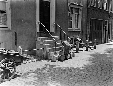 Schoonmaken aan de Amsterdamse Lijnbaansgracht 287 (1933)