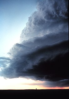 Figure 4 : Picture of the forward area of a supercell that seems usable by a glider. It is made of small cumulonimbus and an arcus. This area is treacherous because the updraughts will be laminar. Shelfcloud.jpg