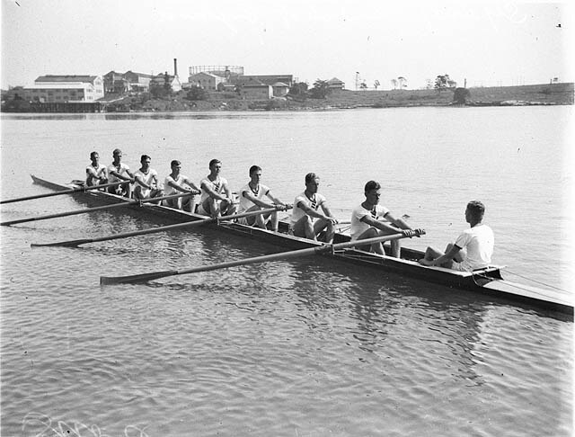 Shore eight-oar crew, 1932