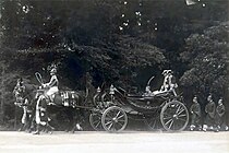 即位の礼における伊勢神宮参拝（親謁の儀）に際して、2頭立ての本馬車に乗る昭和天皇（1928年）