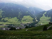 Abstieg vom Safierberg, Blick auf Splügen und Splügenpassstrasse