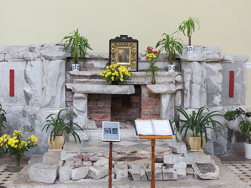 File:St. Catherine Cathedral, north altar, Saint-Petersberg.JPG