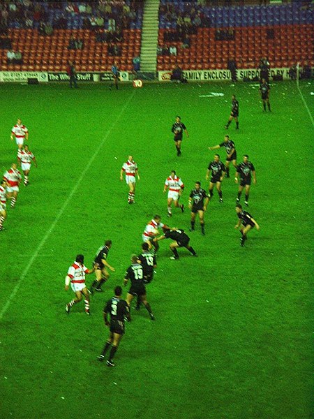 St. Helens defeated Wigan Warriors in the 2000 Super League Grand Final.