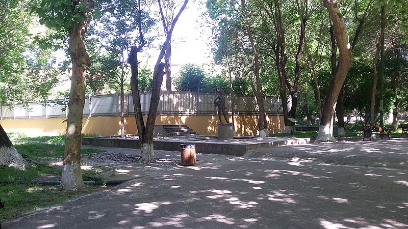 File:Statue The seller of water, English park, Yerevan 32.jpg