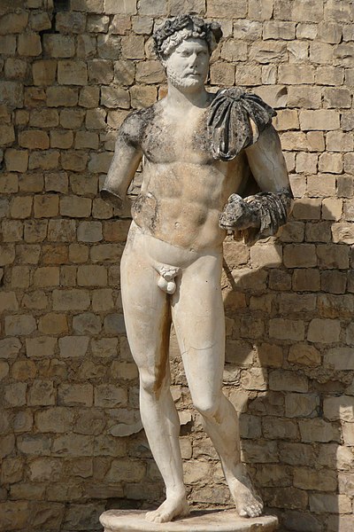 File:Statue se situant dans les vestiges gallo-romains à Vaison-la-Romaine.JPG