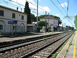 Stația Castagneto Carduccci-Donoratico, Vedere a pieței de fier spre sud.JPG