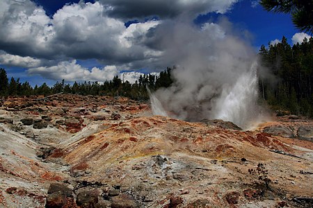 Fail:Steamboat Geyser in Yellowstone.jpg