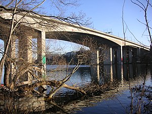 Gröndalsbron från Stora Essingen vid Broparken, 2005.