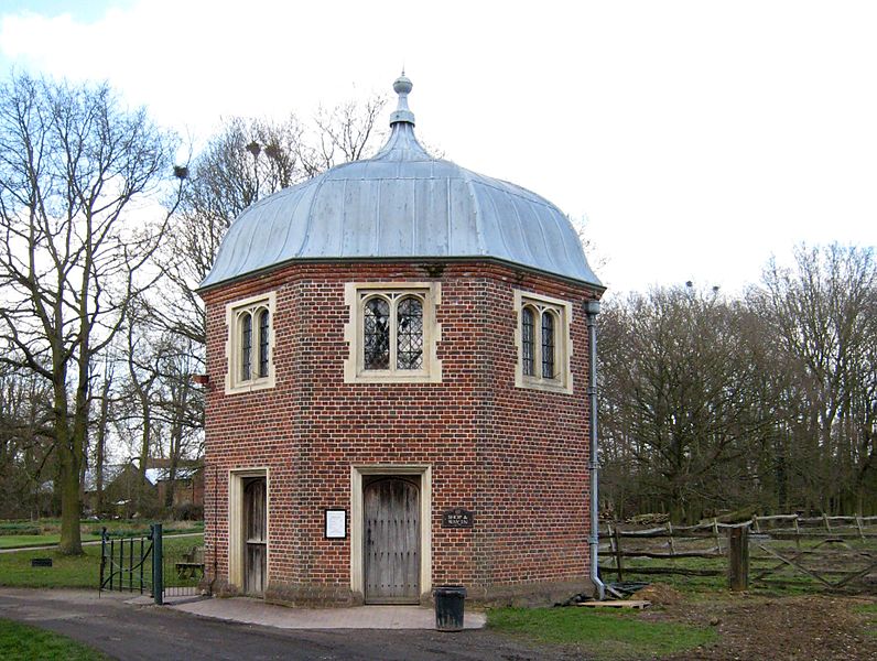 File:Stour Valley Path, Kentwell Hall gate building, Long Melford. - panoramio.jpg