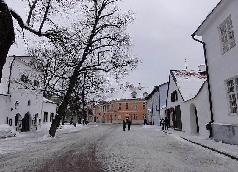 File:Street in Toompea (7954165252).jpg